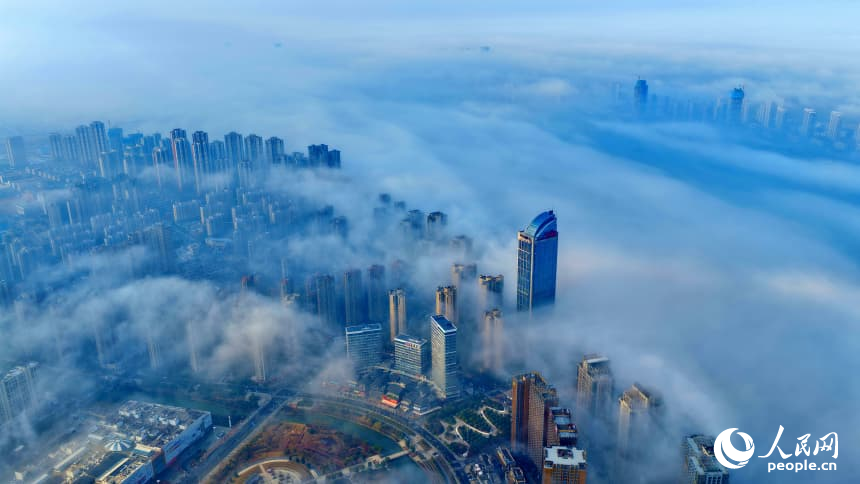 贛江兩岸的紅谷灘區和西湖區雲霧繚繞，城市建筑在晨霧中若隱若現，宛如仙境。人民網記者 朱海鵬攝