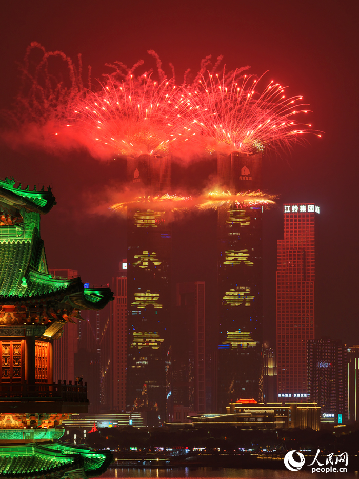 晚會以南昌城市地標303雙子塔的樓體焰火拉開璀璨序幕。人民網記者 毛思遠攝