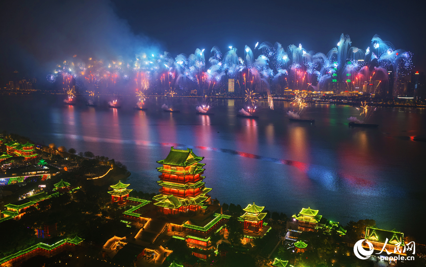 2月17日，2026年南昌市迎春煙花晚會在贛江之心老官洲水域舉行。人民網記者 毛思遠攝