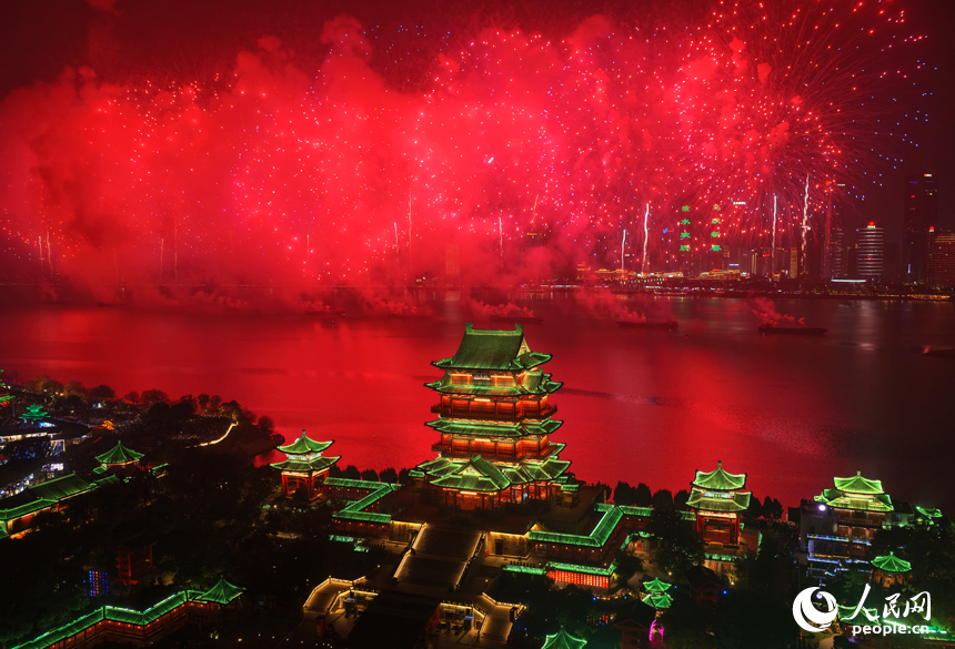 2月17日，2026年南昌市迎春煙花晚會在贛江之心老官洲水域舉行。人民網記者 毛思遠攝