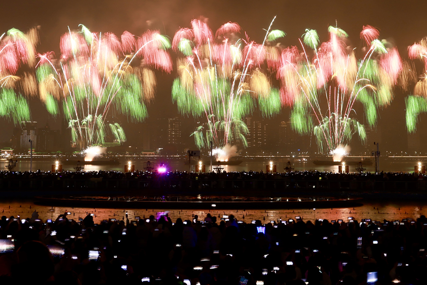 市民游客在贛江兩岸看到一幅1300米長的巨型畫卷，沉浸式感受豫章之美。成奔攝