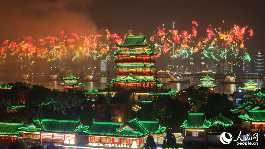 2月17日，2026年南昌市迎春煙花晚會在贛江之心老官洲水域舉行。人民網記者 毛思遠攝
