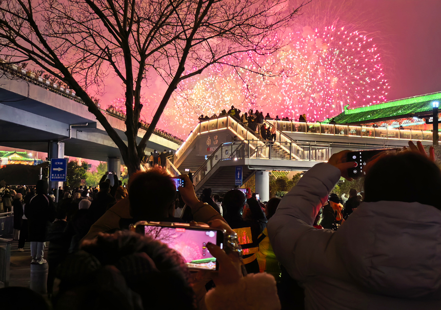 市民游客在贛江兩岸看到一幅1300米長的巨型畫卷，沉浸式感受豫章之美。鄢佩鈺攝