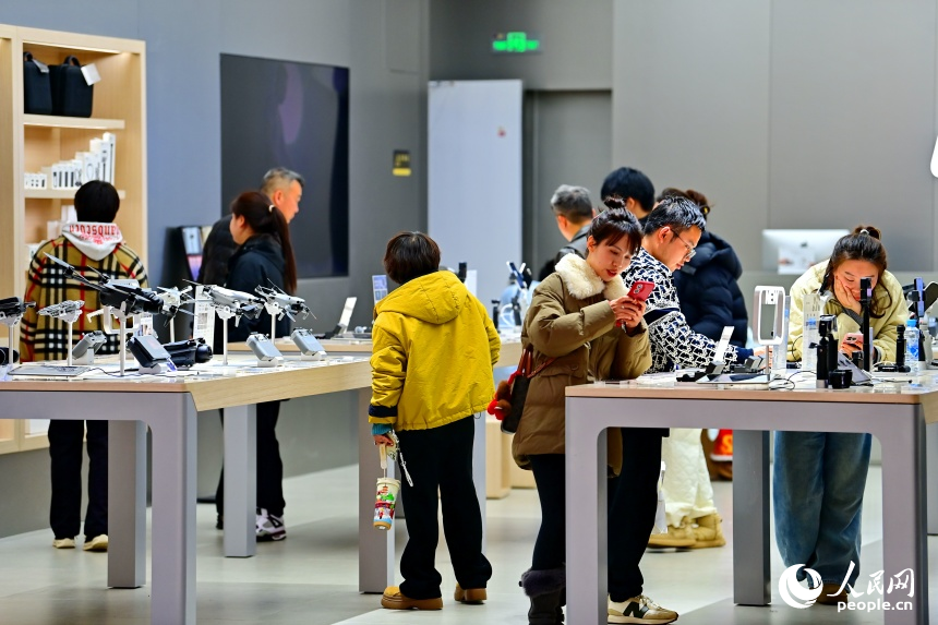 南昌市紅谷灘區的一家大型商業綜合體內，消費者在門店選購數碼和智能產品。人民網記者 朱海鵬攝