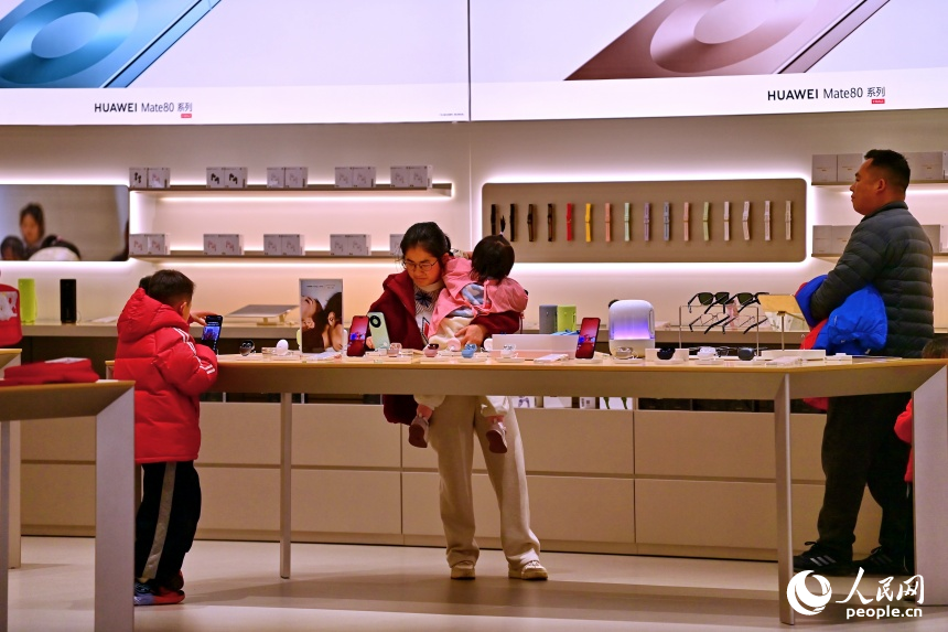 南昌市紅谷灘區的一家大型商業綜合體內，消費者在門店選購數碼和智能產品。人民網記者 朱海鵬攝