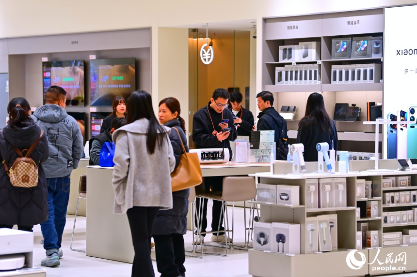 南昌市紅谷灘區的一家大型商業綜合體內，消費者在門店選購數碼和智能產品。人民網記者 朱海鵬攝