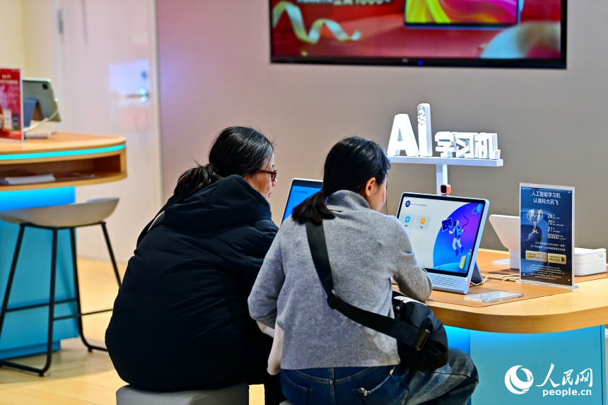 南昌市紅谷灘區的一家大型商業綜合體內，消費者在門店選購數碼和智能產品。人民網記者 朱海鵬攝