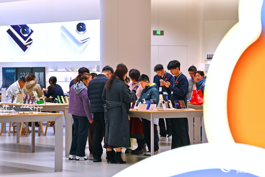 南昌市紅谷灘區的一家大型商業綜合體內，消費者在門店選購數碼和智能產品。人民網記者 朱海鵬攝