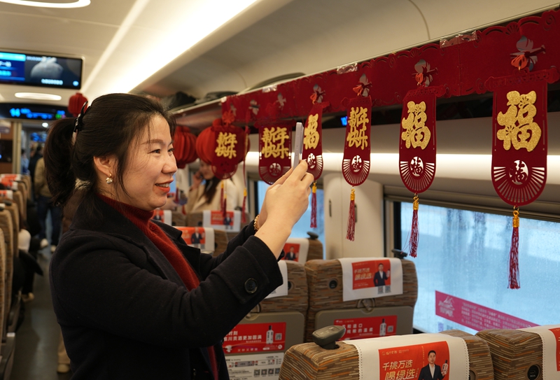 旅客在車廂打卡拍照。王夢婧子攝