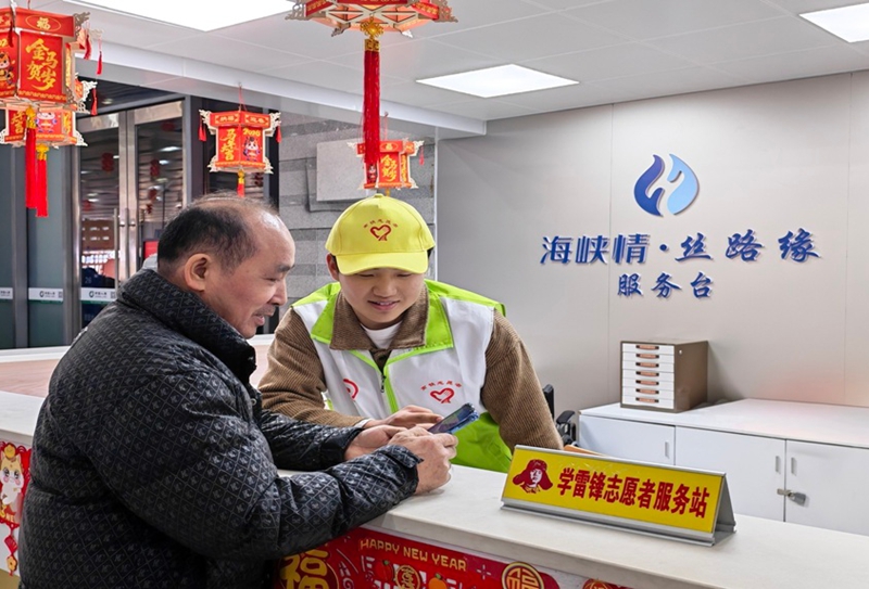 志願者幫助旅客退改簽。吳歡攝