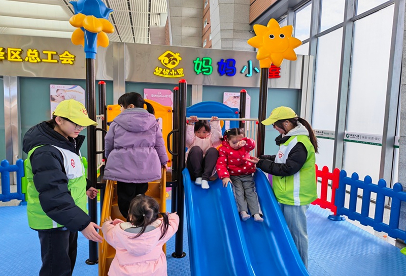 志願者做好旅客陪伴服務。吳歡攝