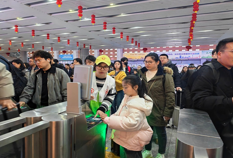 志願者協助旅客檢票。吳歡攝