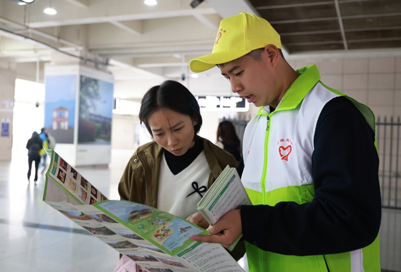 志願者為旅客提供問詢服務。胡尋風攝