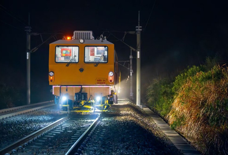 圖為大型養路機械加強線路維護作業。張萌飛攝