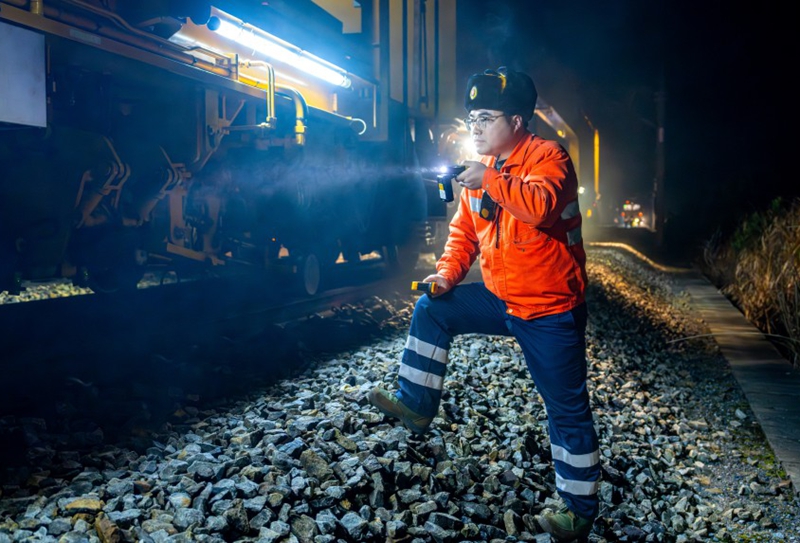 圖為作業人員盯控養路機械作業情況。張萌飛攝