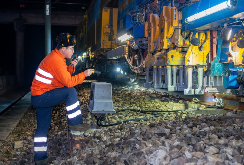 圖為作業人員觀察搗固裝置作業狀態。張萌飛攝