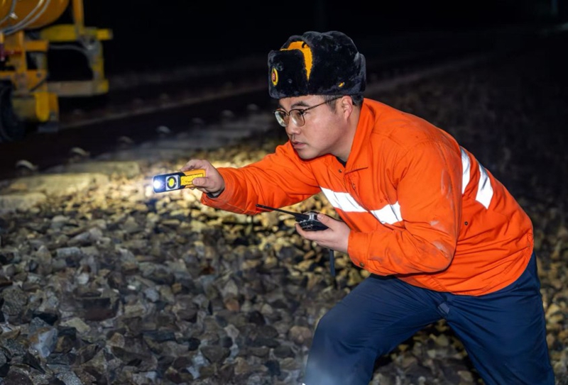 圖為作業人員細心觀察機構運行狀態。張萌飛攝