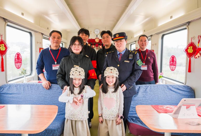 圖為旅客和“共青團號”列車乘務員們合影。朱仕煒攝