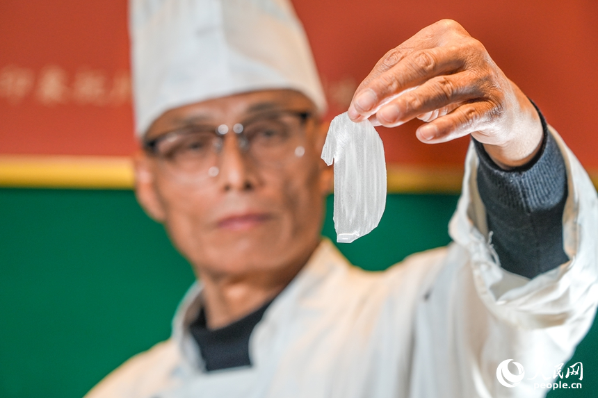 莲藕切片后，薄能透光。人民网 涂诗轩摄