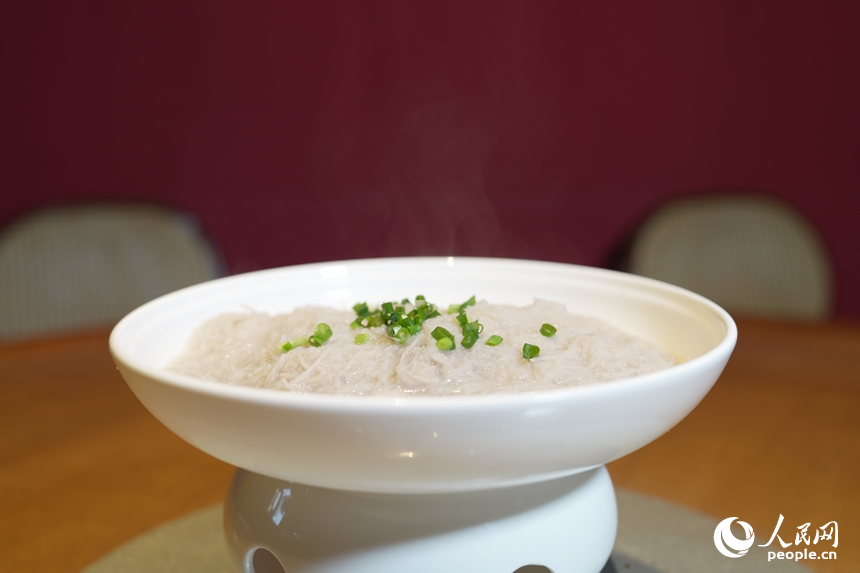 刚出锅的临川藕丝，糯白莹润，色泽诱人。人民网 涂诗轩摄