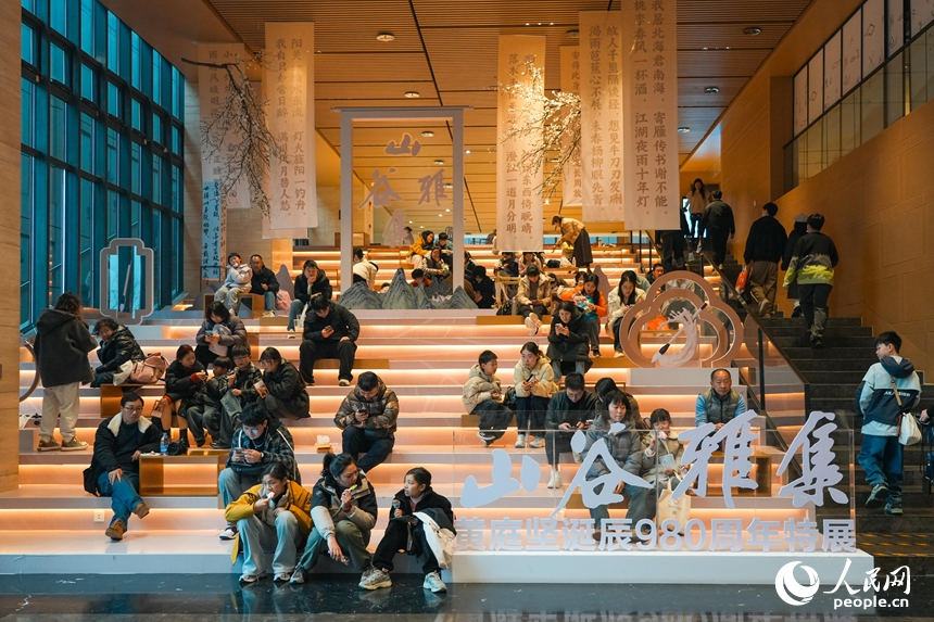 展覽人氣火爆，展廳與休息區人流如織。人民網 涂詩軒攝