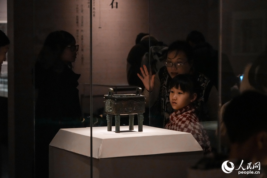 觀眾駐足欣賞書法、宋代器物等珍貴文物。人民網 涂詩軒攝