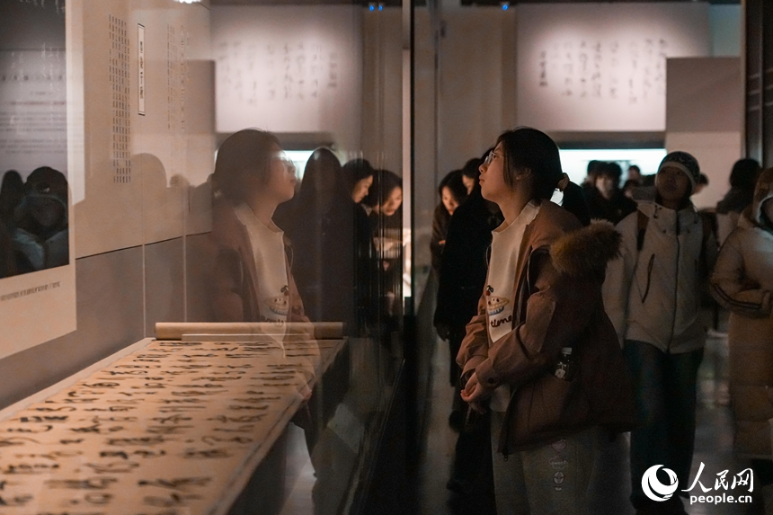 觀眾駐足欣賞書法、宋代器物等珍貴文物。人民網 涂詩軒攝