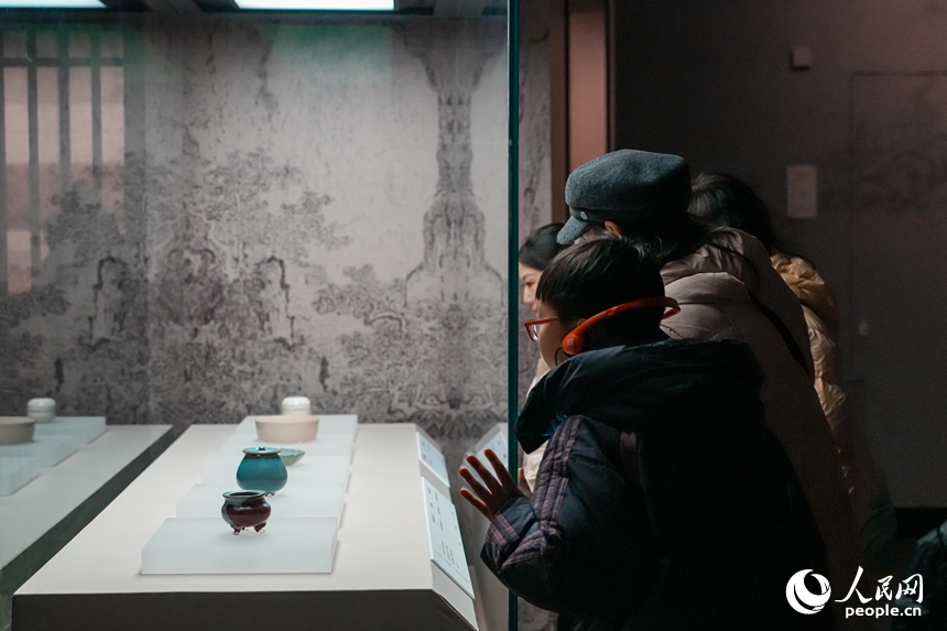 觀眾駐足欣賞書法、宋代器物等珍貴文物。人民網 涂詩軒攝