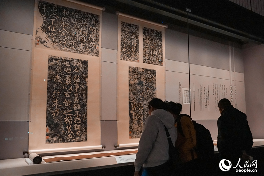 觀眾駐足欣賞書法、宋代器物等珍貴文物。人民網 涂詩軒攝