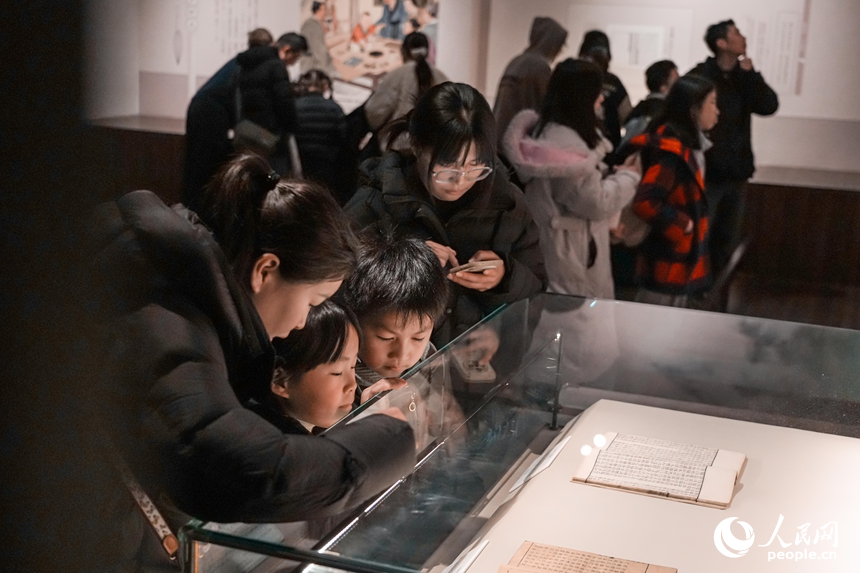 觀眾駐足欣賞書法、宋代器物等珍貴文物。人民網 涂詩軒攝