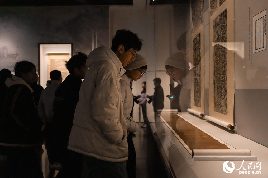 觀眾駐足欣賞書法、宋代器物等珍貴文物。人民網 涂詩軒攝