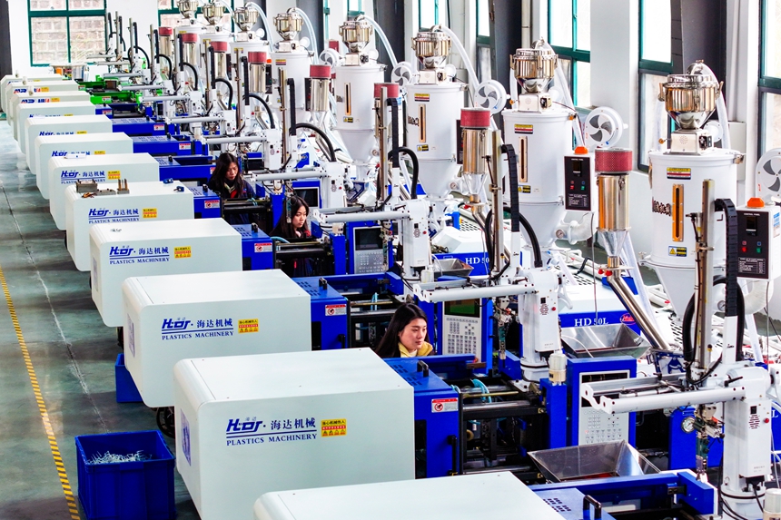 工人正在赶制微型电机。谢东摄