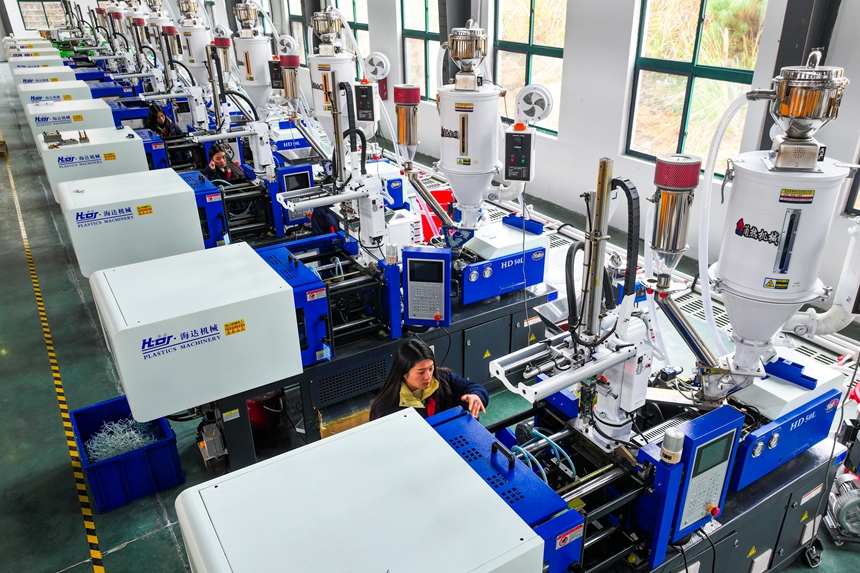 工人正在赶制微型电机。谢东摄