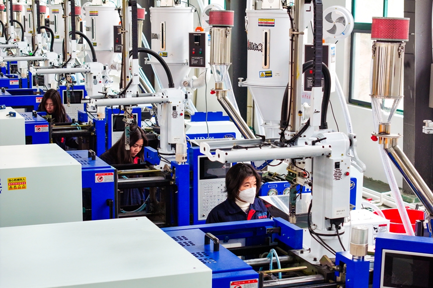 工人正在赶制微型电机。谢东摄