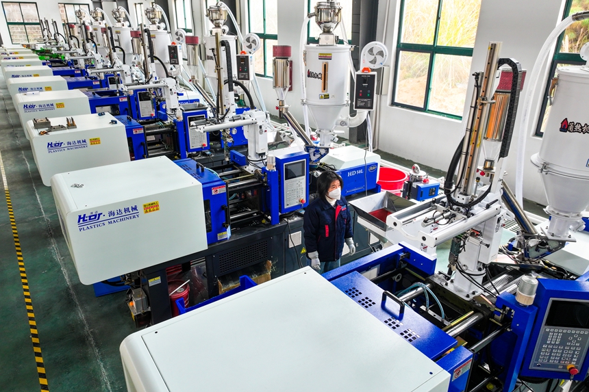 工人正在赶制微型电机。谢东摄