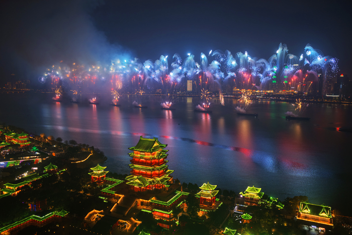 江西南昌：烟花映新春