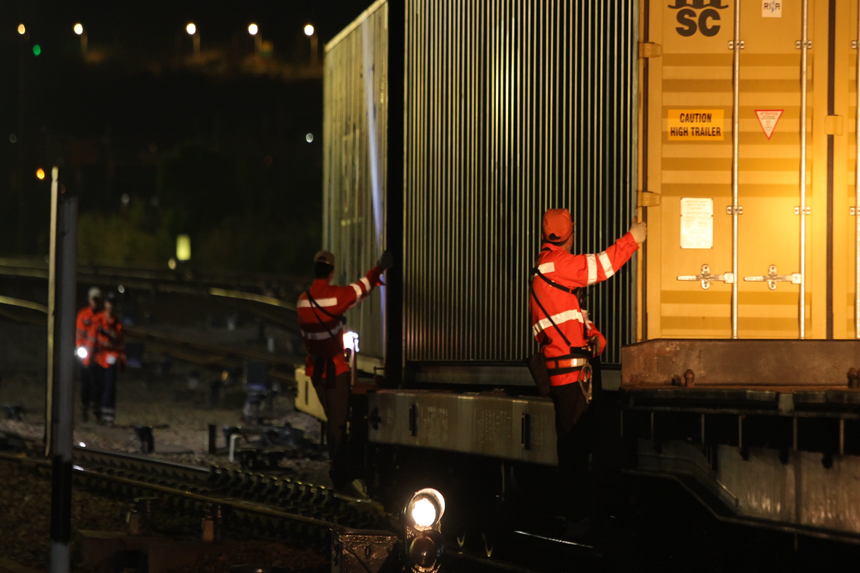 工作人員在人力溜放制動 。李寧攝