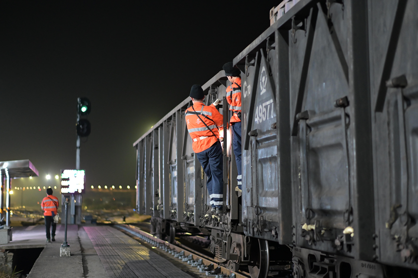 工作人員在推峰作業。李寧攝