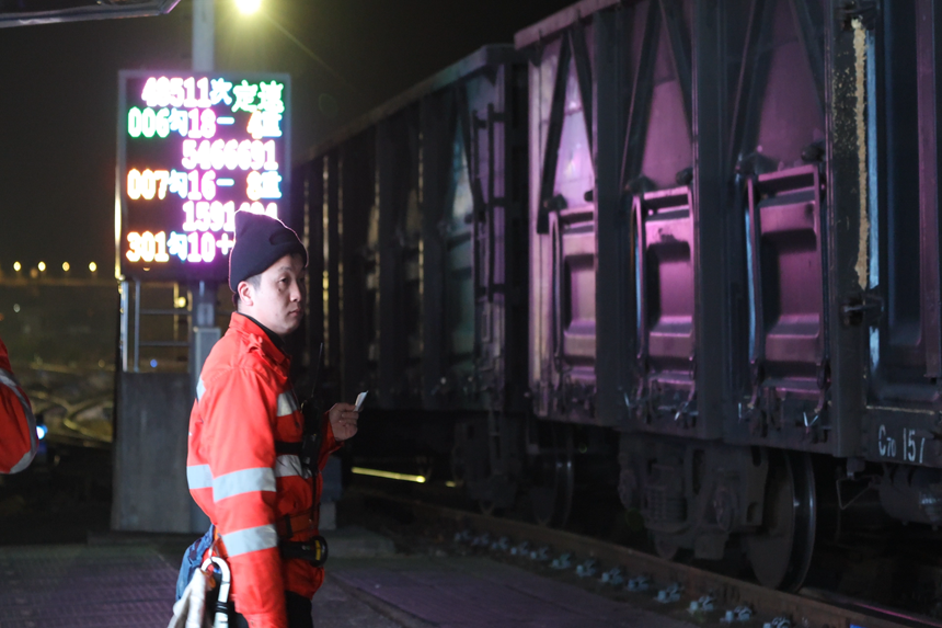 工作人員在觀察車列運行狀態。劉鑫根攝