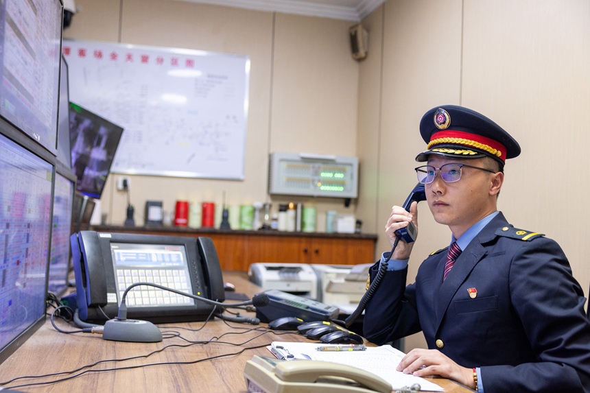 车站值班员确保旅客列车正点。舒文彬摄