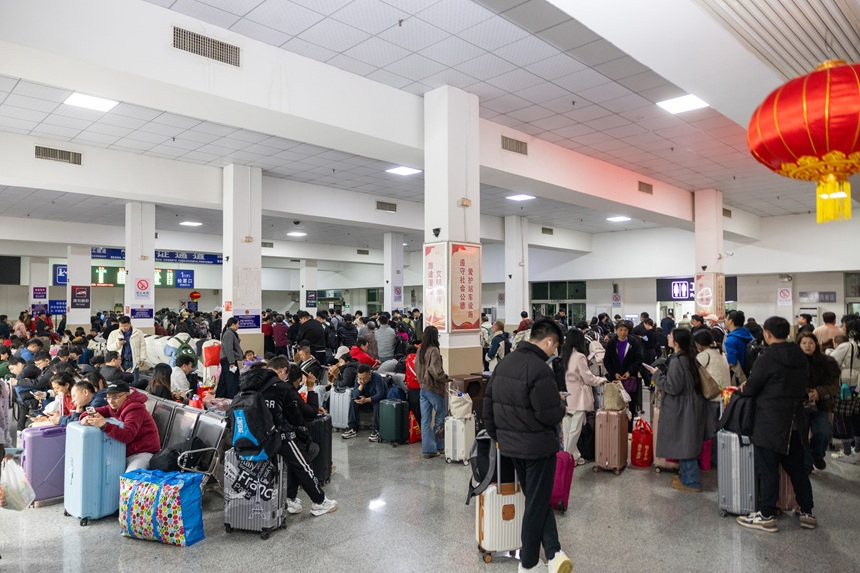 旅客正在排队候车。舒文彬摄
