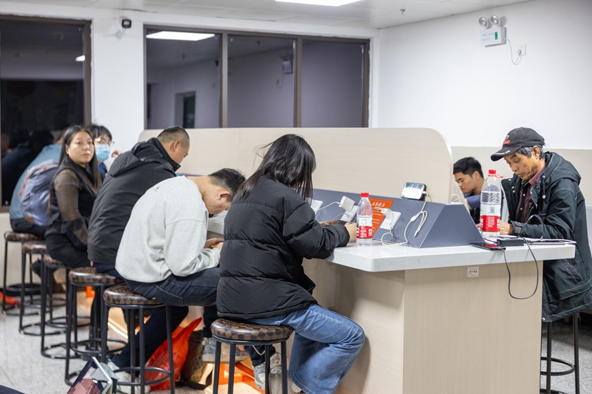 鹰潭站新增多型号充电口。舒文彬摄