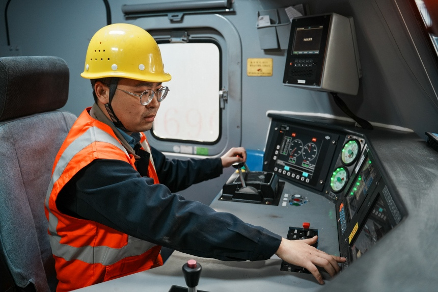 檢修人員進行制動機試驗。呂俊潔攝