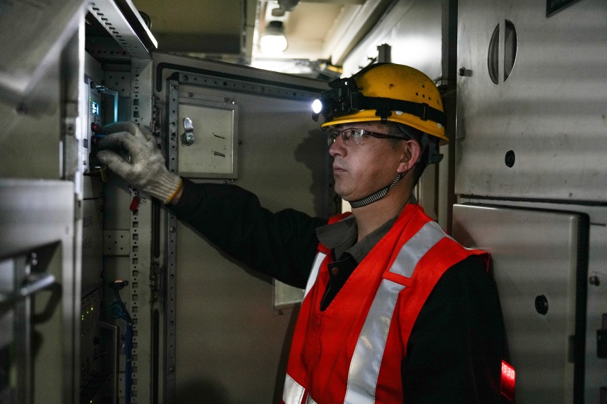 檢修人員進行絕緣檢測試驗。呂俊潔攝