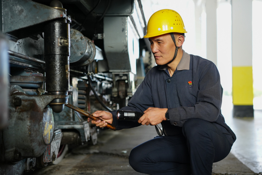 檢修人員檢查機車走行部重點部位。呂俊潔攝