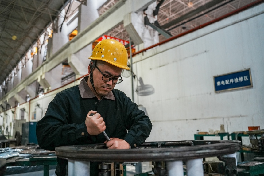 檢修人員緊固牽引電機刷架螺栓。呂俊潔攝