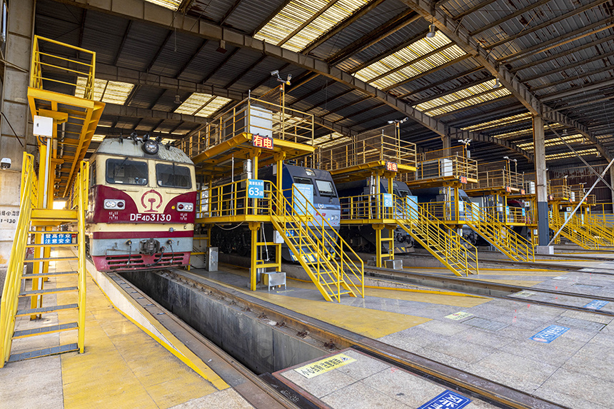 電力機車整裝待發。劉東攝