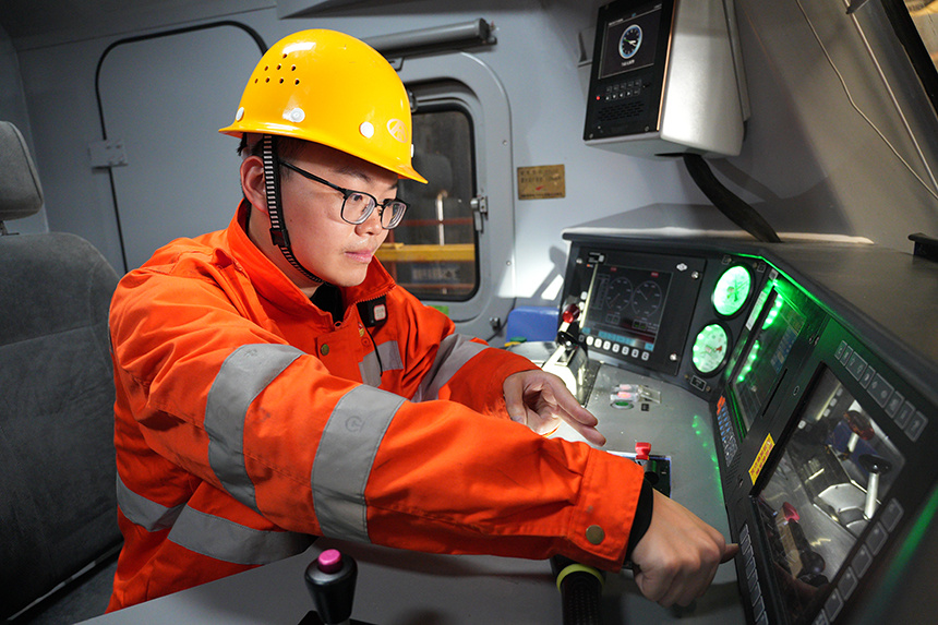 作業人員在檢測機車駕駛室各設備儀表狀態。劉東攝