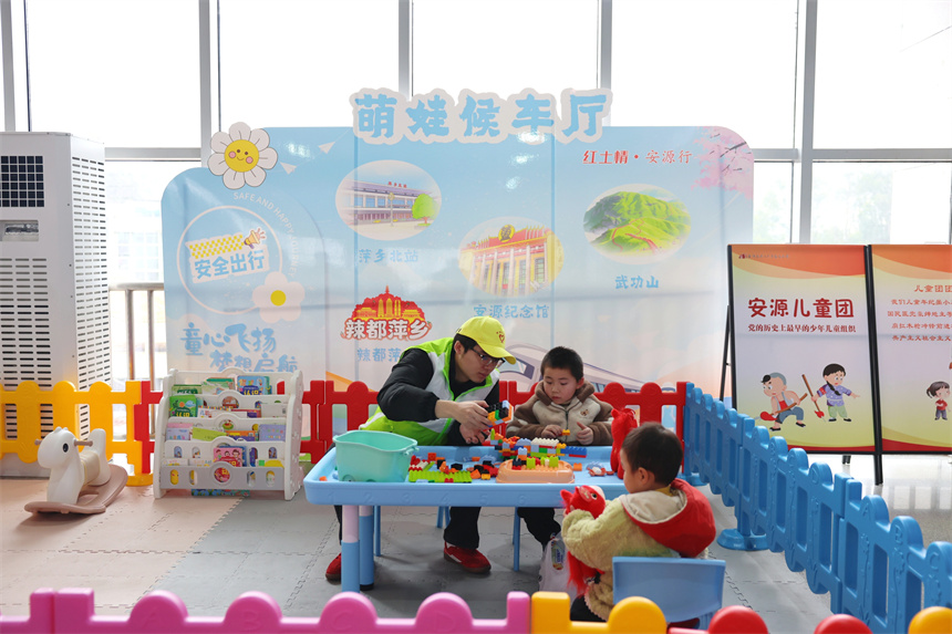 志願者在看護兒童旅客。吳楚月攝