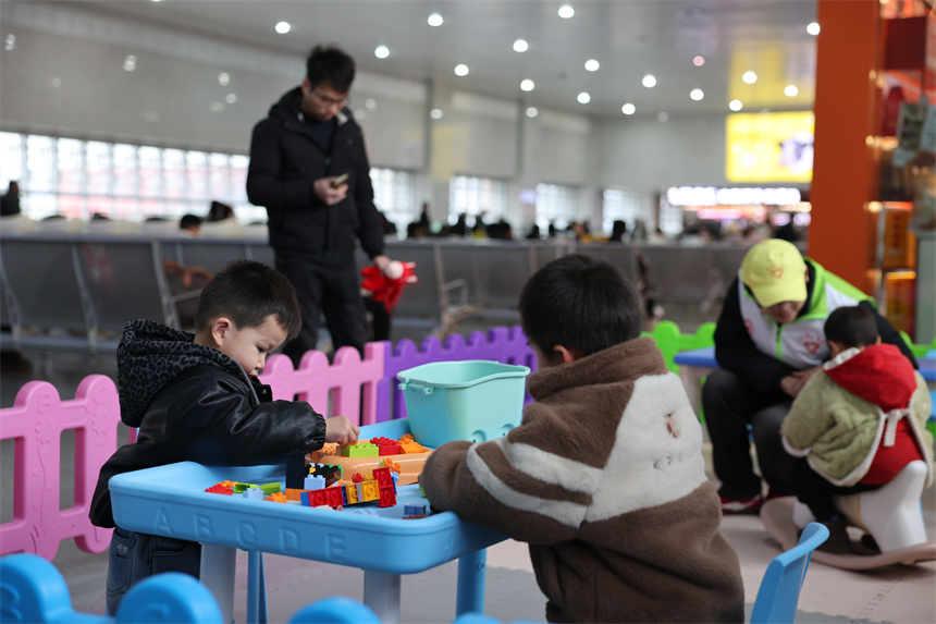 兒童旅客在“萌娃候車廳”玩耍。吳楚月攝